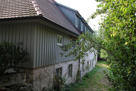 Der HW4 führt nach Linkswende entlang der alten Mühle (Bild: © Björn Neckermann)