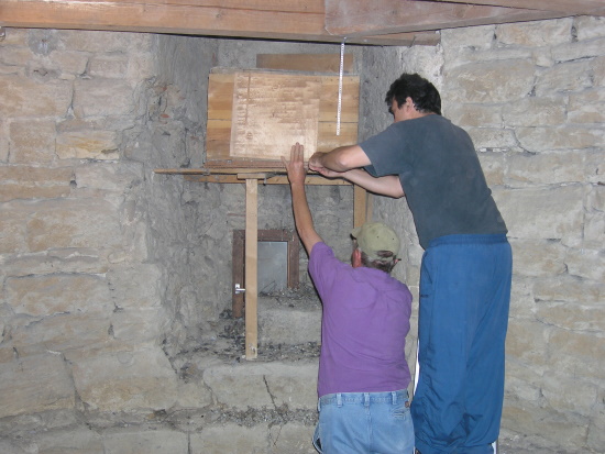 Schleiereulen-Nistkasten wird nach der Säuberung wieder gut verschlossen Schleiereulen-Nistkasten wird nach der Säuberung wieder gut verschlossen