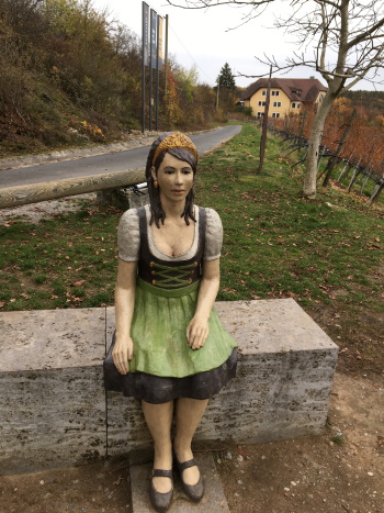 Die "schöne Winzerin" von vorne und alleine - ich hatte mich dann zu ihr gesetzt (Bild: Björn Neckermann) Die "schöne Winzerin" von vorne und alleine - ich hatte mich dann zu ihr gesetzt (Bild: Björn Neckermann)