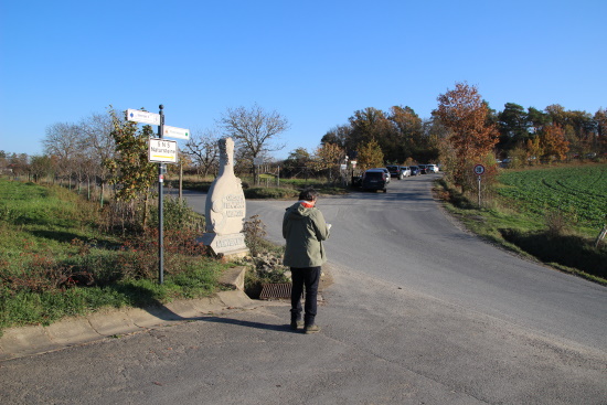 Strasse queren - Achtung Verkehr - geradeaus weiter (Bild: Björn Neckermann)