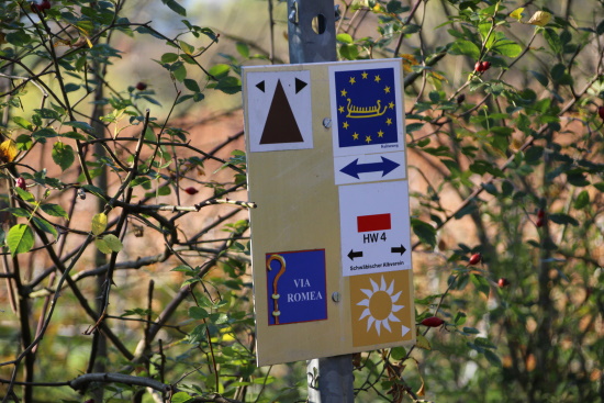 Neben den Wanderhinweisschildern wurden durch uns alle 200 Meter "Erinnerungsschilder" ausgebracht (Bild: Björn Neckermann)