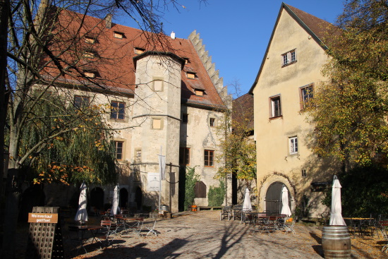 Eine Einkehr in das Sommerhäuser Schloss für eine Brotzeit mit einem guten Schoppen Frankenwein lohnt sich immer (Bild: Björn Neckermann)