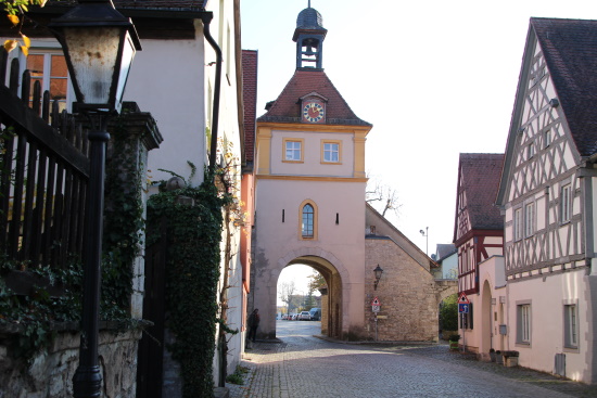 Das Ochsenfurter Tor mit Durchfahrt und links einem Durchgang (Bild: Björn Neckermann) Das Ochsenfurter Tor mit Durchfahrt und links einem Durchgang (Bild: Björn Neckermann)