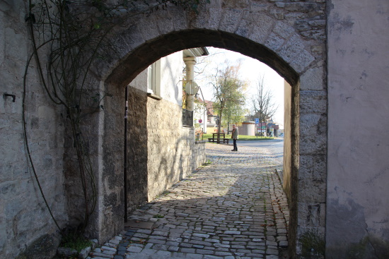 Zuerst führt der HW4-Panoramaweg durch eine Siedlung immer aufwärts (Bild: Björn Neckermann) Zuerst führt der HW4-Panoramaweg durch eine Siedlung immer aufwärts (Bild: Björn Neckermann)