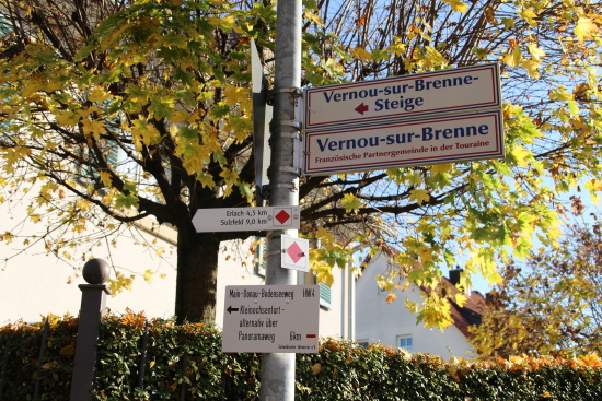 Ein weiteres neues Hinweisschild weist Ihnen den Weg hinauf in die Weinberge (Bild: Björn Neckermann)