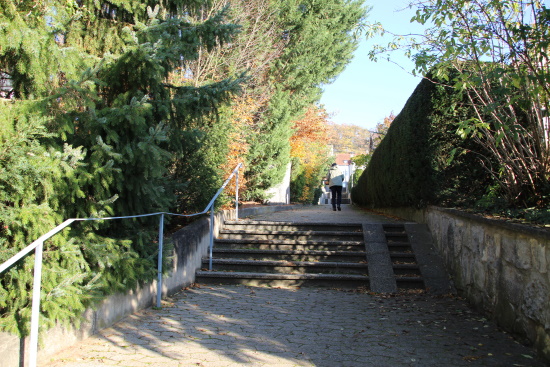 Stufen führen Sie in die nächste Strasse nach oben (Bild: Björn Neckermann)