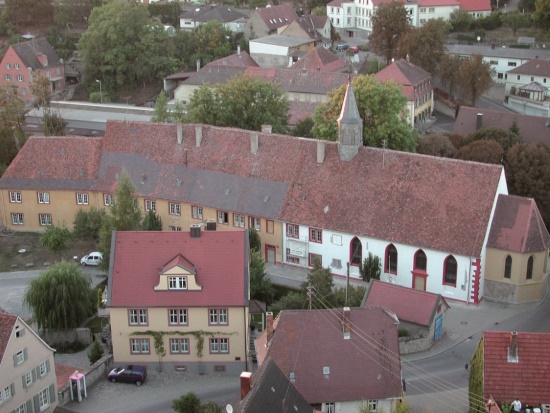Das Spitalensemble mit Pfarrhaus und Pförtnerhäuschen - im Hintergrund die ehemalige Talschänke (Bild: Stadt Aub) Das Spitalensemble mit Pfarrhaus und Pförtnerhäuschen - im Hintergrund die ehemalige Talschänke (Bild: Stadt Aub)