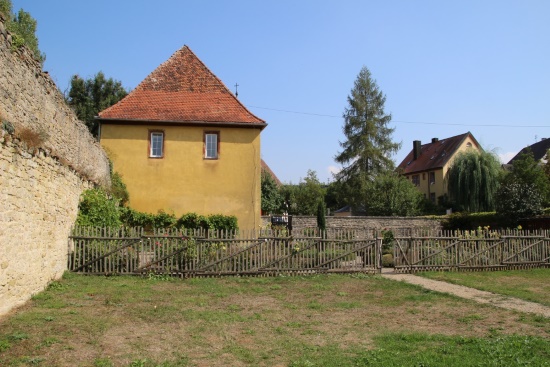 Ansicht von der nördlichen Stadtmauer, mit Kräutergarten (Bild: Björn Neckermann)