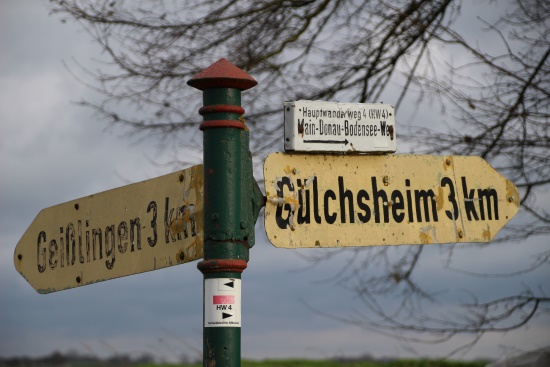 Vor dem alten Verkehrsschild heißt es nochmals aufgepasst - geradeaus weiter gen Gülchsheim (Bild: Björn Neckermann) Vor dem alten Verkehrsschild heißt es nochmals aufgepasst - geradeaus weiter gen Gülchsheim (Bild: Björn Neckermann)