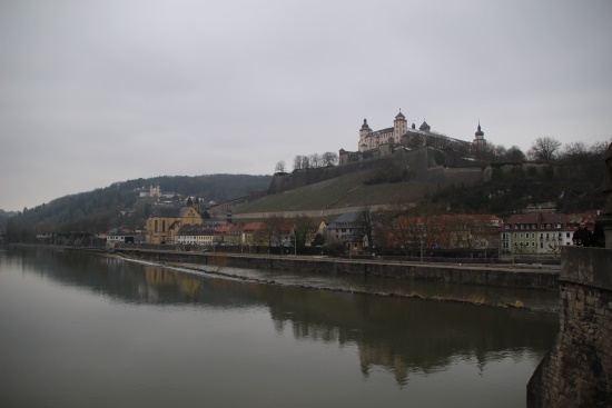 Blick von der Uferpromenade hinauf zur Festung Marienberg (Bild: Björn Neckermann)