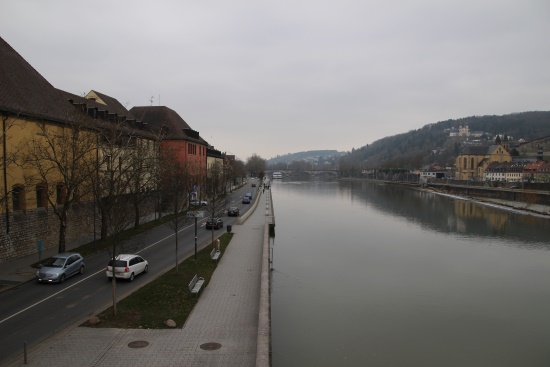 Blick von der "Alten Mainbrücke" auf die Uferpromenade (Bild: © Björn Neckermann)