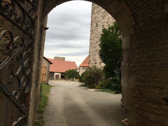 Einen Blick in das Innere der Burganlage werfen bevor es zurück zum HW4 geht (Bild: Björn Neckermann)