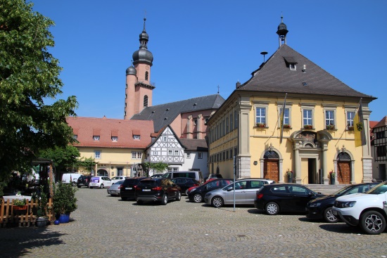 Marktplatz mit Mariensäule, Rathaus und Stadtpfarrkirche (Bild: Björn Neckermann)