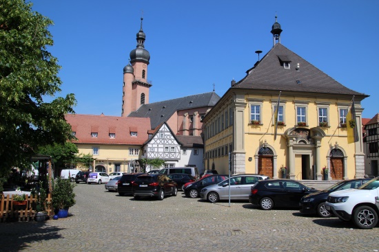 Marktplatz mit Mariensäule, Rathaus und Stadtpfarrkirche (Bild: Björn Neckermann) Marktplatz mit Mariensäule, Rathaus und Stadtpfarrkirche (Bild: Björn Neckermann)