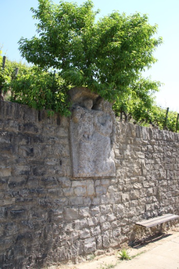 Wunderbare Handwerksarbeit - die Steinreliefs entlang der Weinbergsmauern (Bild: Björn Neckermann)