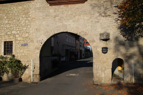 Das Eibelstadter Maintor mit den Hochwasserständen aus den vergangenen Jahrhunderten (Bild: Björn Neckermann)