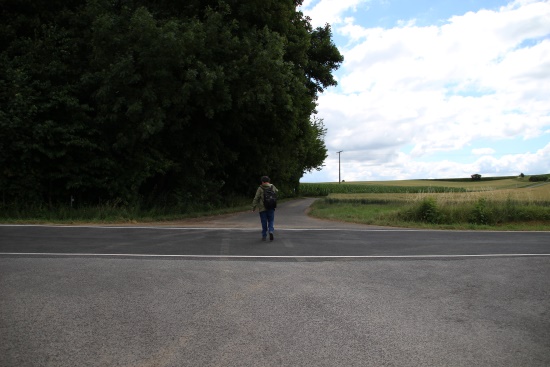 Auf den Strassenverkehr achtgeben - diese Strasse queren (Bild: Björn Neckermann) Auf den Strassenverkehr achtgeben - diese Strasse queren (Bild: Björn Neckermann)