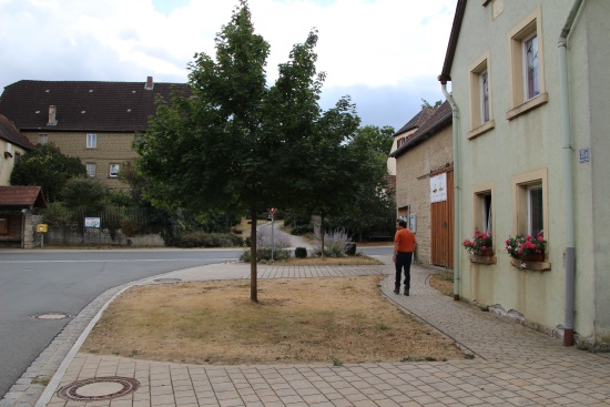 Der HW4 folgt der Hauptstrasse aufwärts - rechts gehen (Bild: © Björn Neckermann)