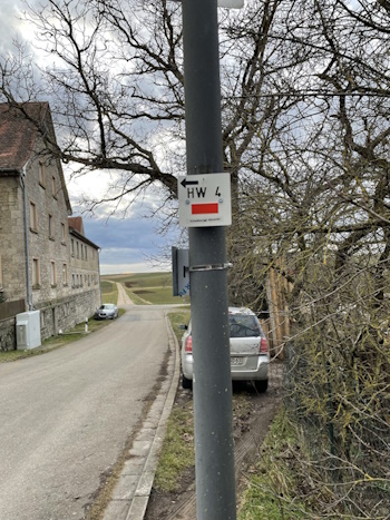 Hier nach links abbiegen (Bild: © Neckermann)