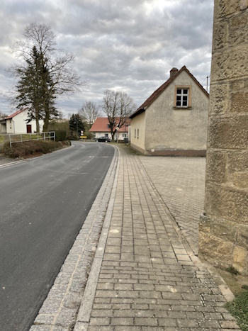 Der Gehweg führt Sie zu einer Parkbank (Bild: © Neckermann)