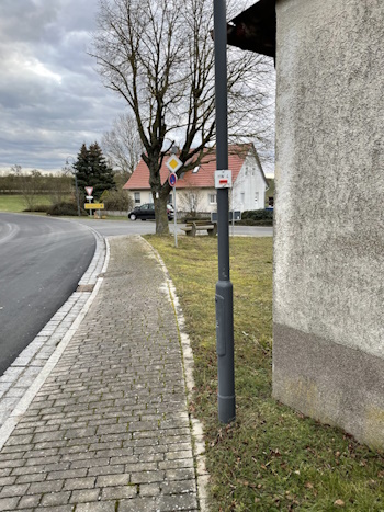 Auf Höhe der Parkbank müssen Sie die Straße nochmals queren - Achtung vor dem Verkehr (Bild: © Neckermann)
