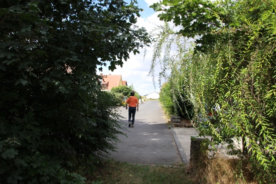 Vom Wiesenweg aus verläuft der HW4 hinein in die Siedlung Im Burggraben (Bild: Björn Neckermann)