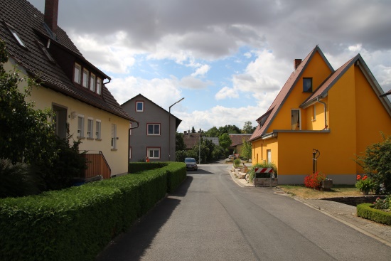 Gegenüber dem gelben Haus biegt der HW4 nach links ab (Bild: Björn Neckermann)
