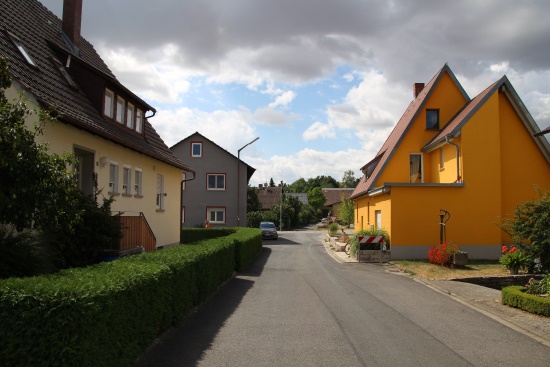 Gegenüber dem gelben Haus biegt der HW4 nach links ab (Bild: Björn Neckermann) Gegenüber dem gelben Haus biegt der HW4 nach links ab (Bild: Björn Neckermann)