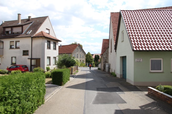 Die schmale Gasse abwärts bis zur Hauptstrasse - Vorsicht - (Bild: Björn Neckermann)