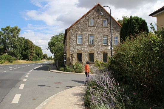 Der HW4 quert die Hauptstrasse zuerst nach links um dann in die Dorfstrasse nach rechts einzubiegen (Bild: Björn Neckermann) Der HW4 quert die Hauptstrasse zuerst nach links um dann in die Dorfstrasse nach rechts einzubiegen (Bild: Björn Neckermann)
