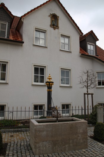 Am restaurierten Dorfbrunnen verläuft der HW4 nach links weiter (Bild: Björn Neckermann) Am restaurierten Dorfbrunnen verläuft der HW4 nach links weiter (Bild: Björn Neckermann)