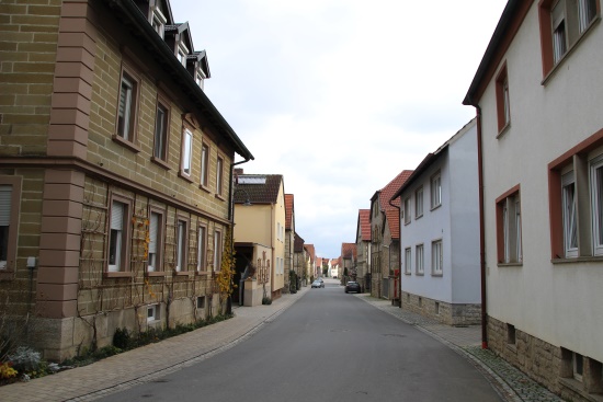 Der schmucke Ort mit links und rechts großen Bauernhöfen (Bild: Björn Neckermann) Der schmucke Ort mit links und rechts großen Bauernhöfen (Bild: Björn Neckermann)