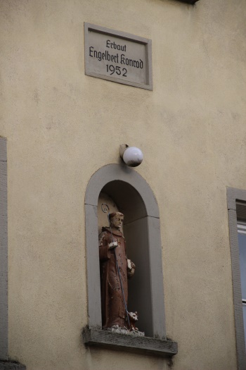 Zum Entdecken - viele Heiligenbilder entlang der Dorfstrasse (Bild: Björn Neckermann) Zum Entdecken - viele Heiligenbilder entlang der Dorfstrasse (Bild: Björn Neckermann)