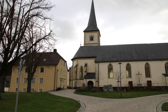 Die Pfarrkirche zu Hopferstadt: St.Peter und Paul (Bild: Björn Neckermann)