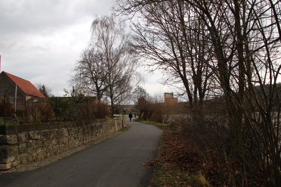 Links der kleine Ort, rechts der Main (Bild: Björn Neckermann)