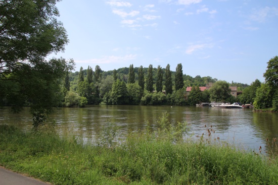 Vorbei am Bootshafen (Bild: Björn Neckermann)