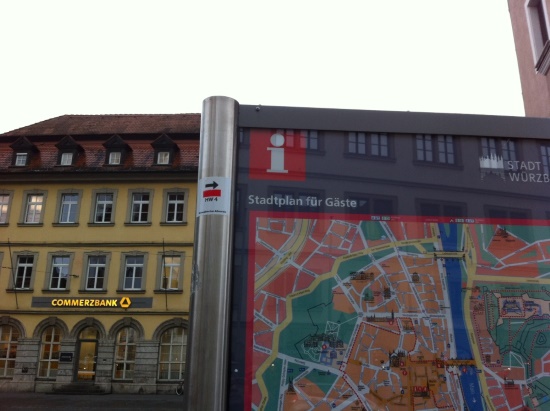 Infotafel gegenüber dem Würzburger Rathaus Grafeneckart (Bild: Björn Neckermann)