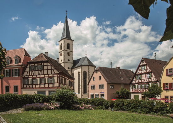 Marktplatz mit Kath.Stadtpfarrkirche - Maria Himmelfahrt (Bild: Stadt Aub)