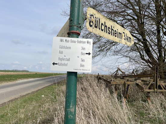 Die neue Großtafel zeigt den HW4-Weg in beiden Richtungen an (Bild: © Björn Neckermann)