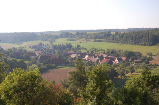 Wunderbarer Blick von der Burg auf Niedersteinach (Bild: Stadt Creglingen)