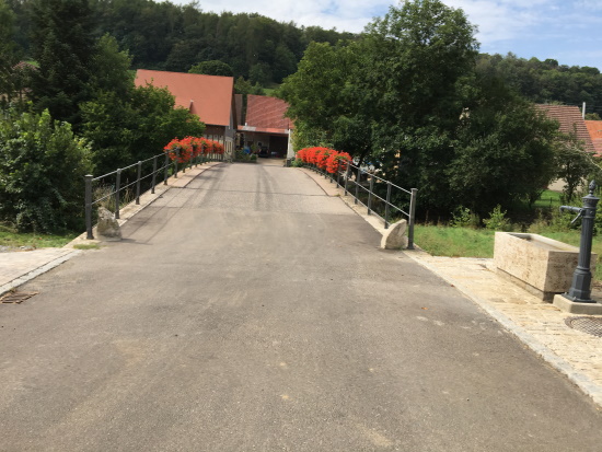 Die blumengeschmückte Steinachbrücke (Bild: Björn Neckermann)