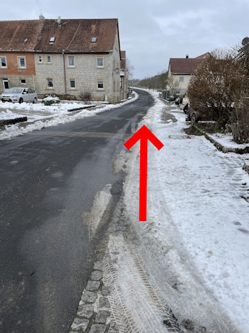 Die Dorfstrasse aufwärts gehen (Bild: © Neckermann) Die Dorfstrasse aufwärts gehen (Bild: © Neckermann)