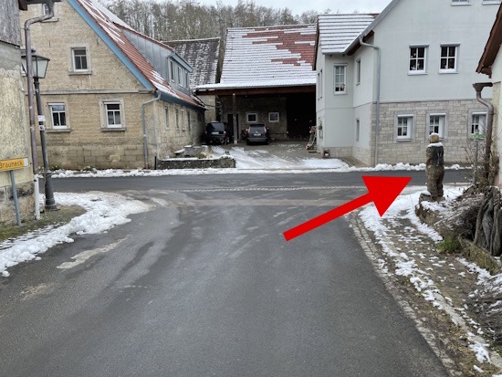 Ab hier beginnt die neue Wegebeschreibung - laufen Sie rechts weiter (Bild: © Neckermann) Ab hier beginnt die neue Wegebeschreibung - laufen Sie rechts weiter (Bild: © Neckermann)