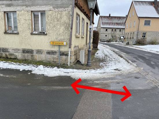 Für die Wanderer die aus Richtung Creglingen kommen, geht hier in Richtung Brauneck weiter (Bild: © Neckermann) Für die Wanderer die aus Richtung Creglingen kommen, geht hier in Richtung Brauneck weiter (Bild: © Neckermann)
