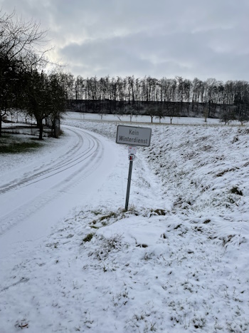 Den Hinweisschildern folgend zu einem Waldstück (Bild: © Neckermann) Den Hinweisschildern folgend zu einem Waldstück (Bild: © Neckermann)