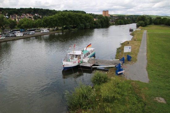 Altstadtfähre "NIXE" an der Anlegestelle - Kleinochsenfurter Seite (Bild: Björn Neckermann)