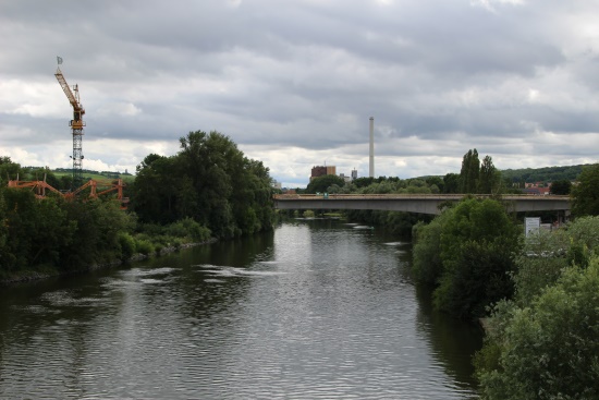 Musste ebenso wegen Schäden abgerissen werden, die "Neue Mainbrücke", über die die B13 führt (Bild: Björn Neckermann)