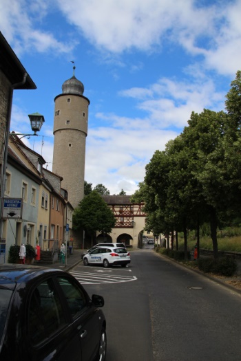 Vorhof mit Unterem Tor und Taubenturm (Bild: Björn Neckermann)