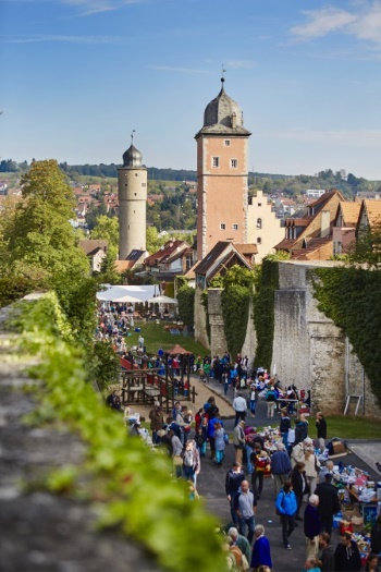 Trödelmarkt und Jahrmarkt zum Ochsenfest-Wochenende im Stadtgraben (Bild: Stadt Ochsenfurt)