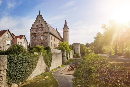 Ochsenfurt - vorne das Palatium mit Nikolausturm und Dicker Turm (Bild: Stadt Ochsenfurt)